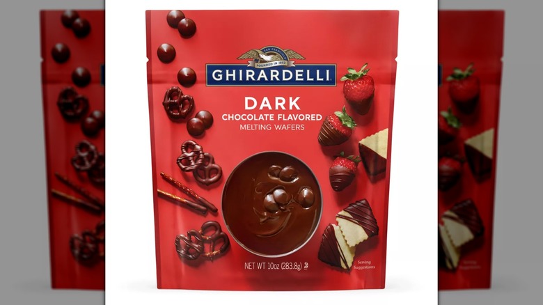 Una bolsa de obleas derretidas con sabor a chocolate oscuro Ghirardelli sobre un fondo blanco