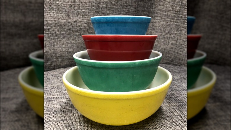 Juego de cuencos apilados de Pyrex en azul, rojo, verde y amarillo