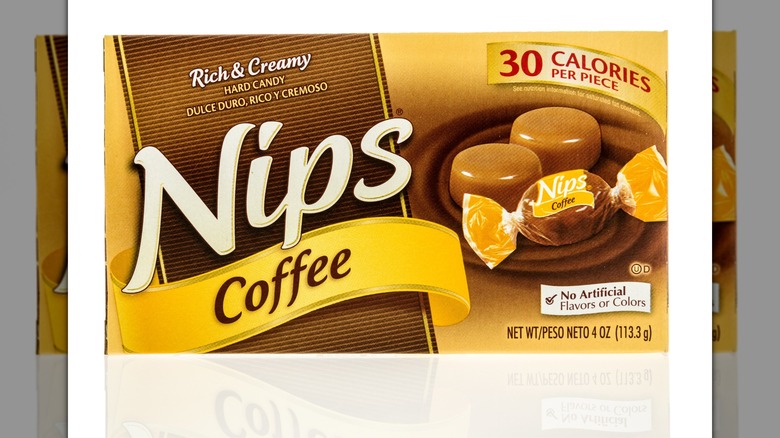 Una caja de café Nips sobre un fondo blanco.