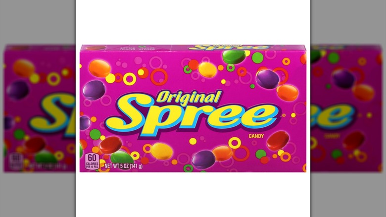 Una caja de caramelos Spree sobre un fondo blanco.