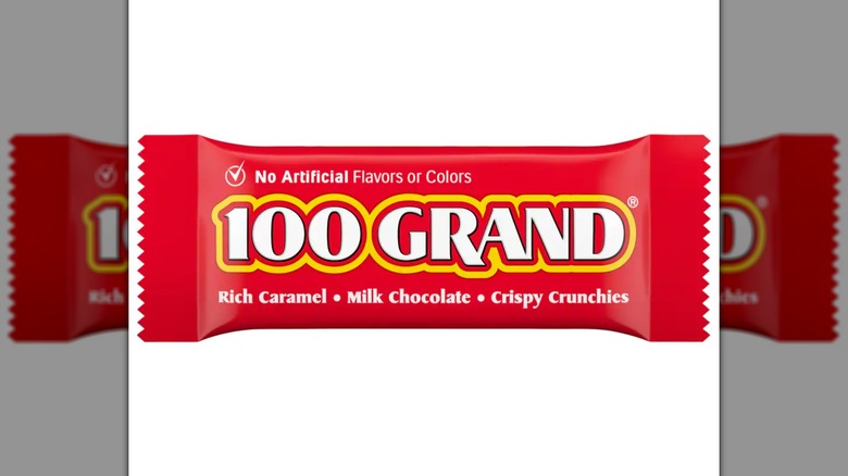 Una barra de chocolate de 100 Grand sobre un fondo blanco.