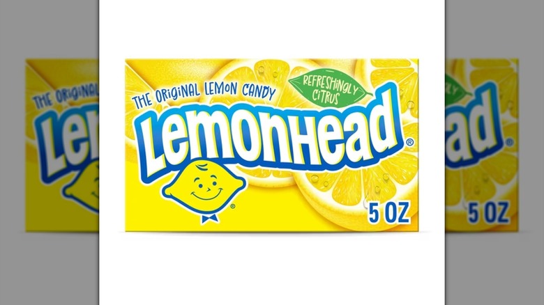 Una caja de caramelos Lemonhead sobre un fondo blanco.