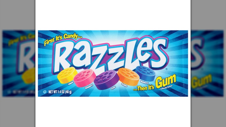 Una caja de dulces Razzles sobre un fondo blanco.