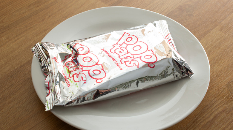 pop-tarts en envoltorio de papel de aluminio en un plato
