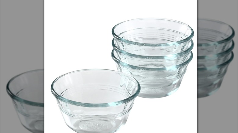 Pila de vasitos para natillas Pyrex de 6 onzas.