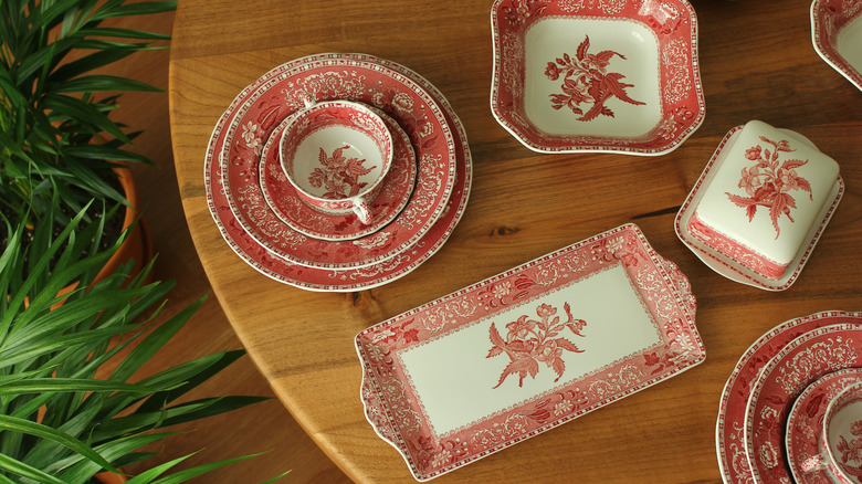 Vajilla estampada roja y blanca sobre una mesa de madera