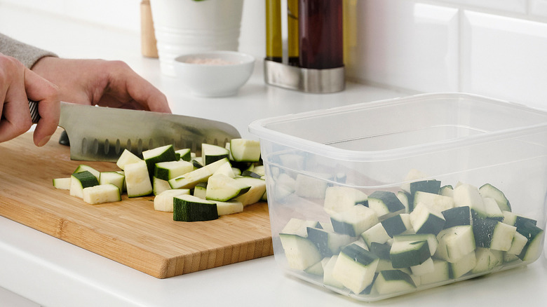 ingredientes en un recipiente de plástico abierto