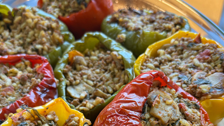 hornear pimientos rellenos en un plato de vidrio