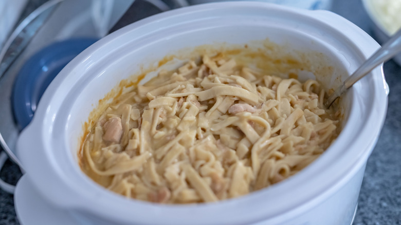 Plato de pasta elaborado en olla de cocción lenta.