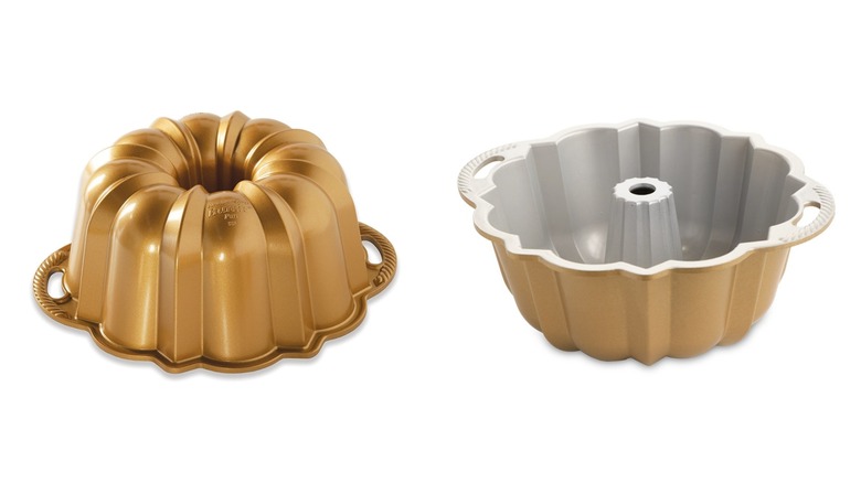 Dos vistas diferentes de un Bundt Pan de aniversario de Nordic Ware dorado sobre un fondo blanco