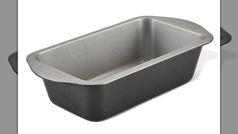 Un molde para pan de acero Farberware sobre un fondo blanco.
