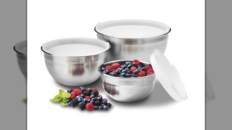 Cuisinart Juego de cuencos para mezclar de acero inoxidable de 3 piezas con tapas sobre fondo blanco, un cuenco lleno de fruta