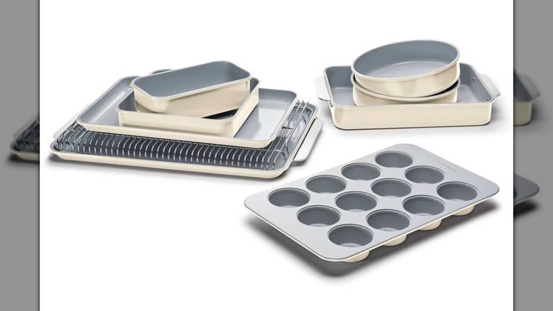 Una crema Caraway Home Juego de utensilios para hornear de 11 piezas sobre un fondo blanco