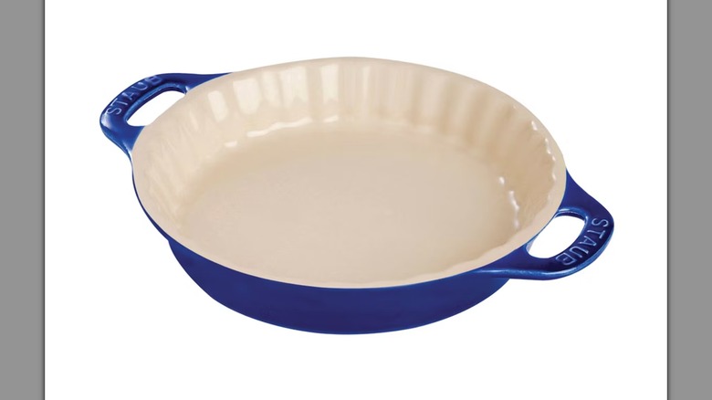 Un plato para pastel Staub de cerámica de 9 pulgadas en azul sobre fondo blanco