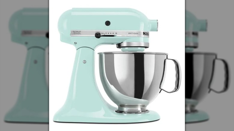Una batidora de pie KitchenAid Artisan de 5 cuartos y 10 velocidades de color azul claro sobre un fondo blanco.