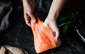 Este plato francés de la vieja escuela combina salmón y hojaldre
