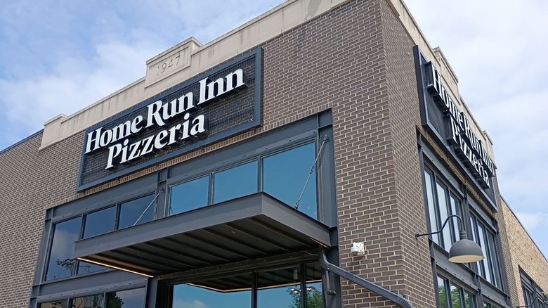 El exterior de ladrillo de Home Run Inn Pizza