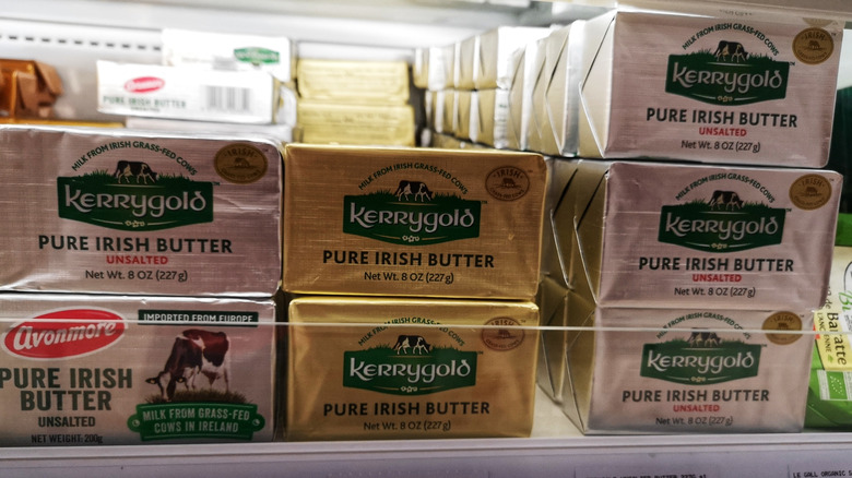 Bloques de mantequilla irlandesa Kerrygold salada y sin sal