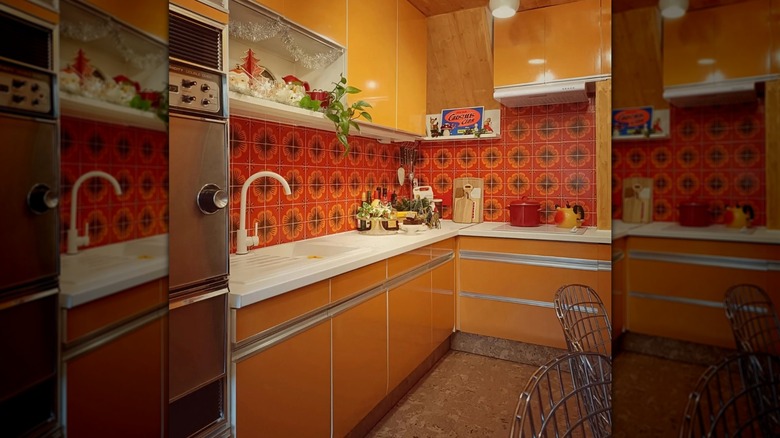 Cocina naranja quemada de los años 70.
