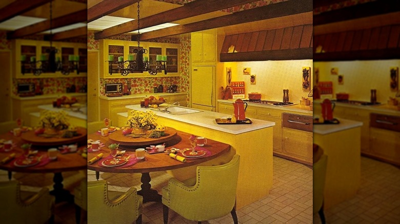 Cocina de los años 70 con electrodomésticos e isla
