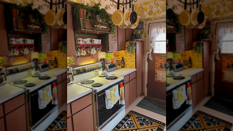 cocina decorada con gabinetes en su mayoría de color marrón terroso