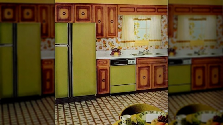 Cocina con gabinetes con electrodomésticos color verde aguacate.