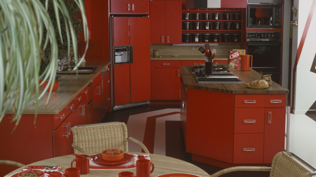 7 colores de pintura de cocina populares de los años 70 que merecen un renacimiento
