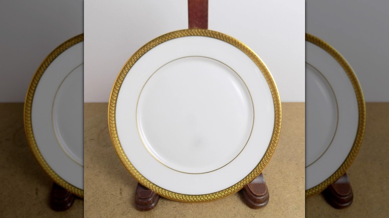 Un plato con el patrón Lenox Aristocrat en un expositor