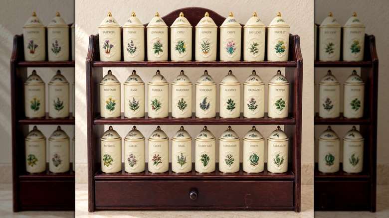 Un estante que muestra el juego de 24 piezas de frascos Lenox Spice Garden