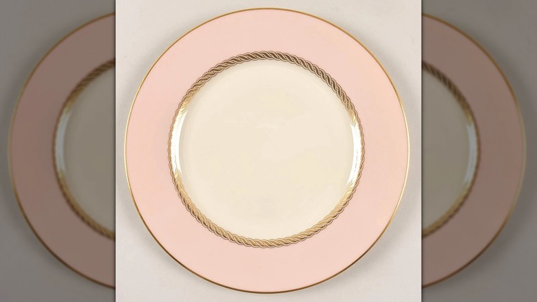 Un plato con el patrón Lenox Caribbee.
