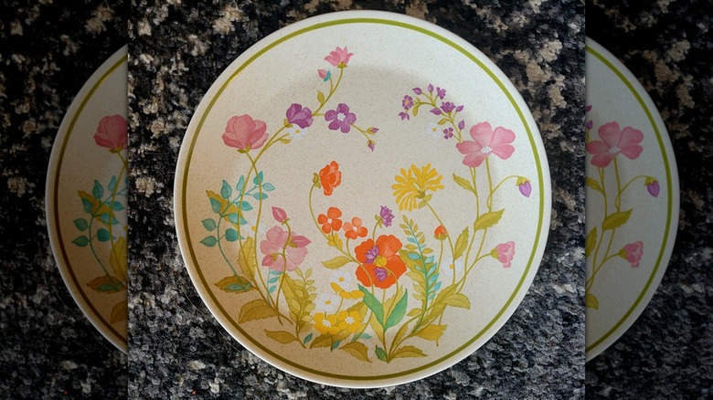 Un plato con el patrón Lenox Summer Wind