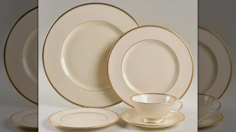 Un juego de cuatro platos y una taza de té con el patrón Lenox Mansfield.