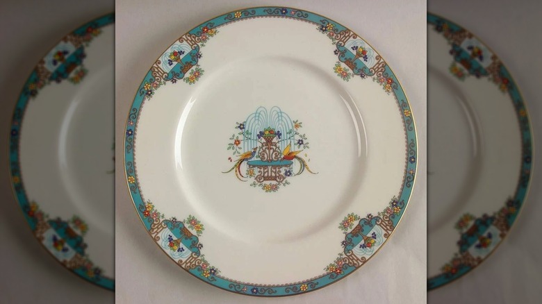 Un plato con el patrón de la fuente Lenox.