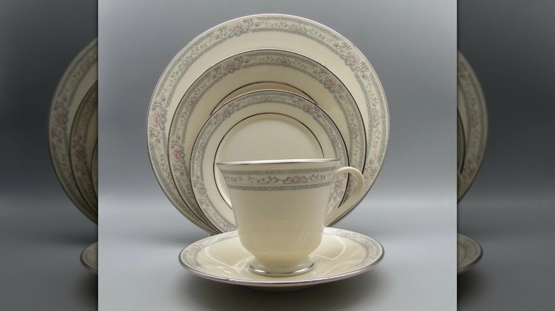 Varios platos y una taza de té con el patrón Lenox Charleston.