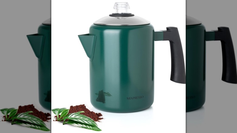 Una cafetera eléctrica Mixpresso de acero inoxidable sobre un fondo blanco.