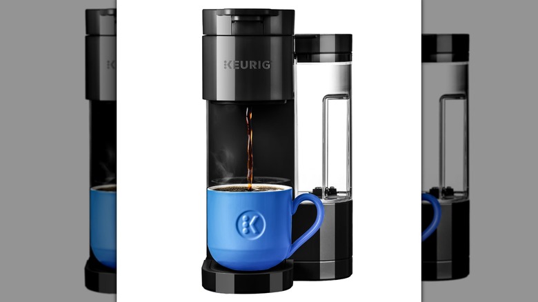 Una cafetera Keurig K-Express Essentials monodosis K-Cup Pod sobre un fondo blanco.