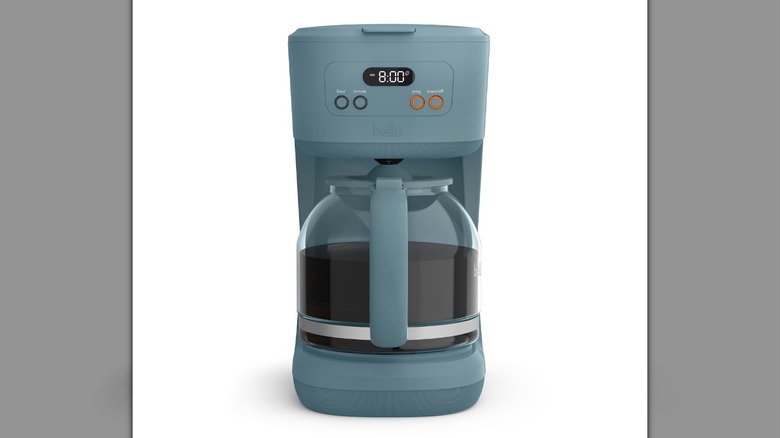 Una bella cafetera de goteo programable de 12 tazas sobre un fondo blanco