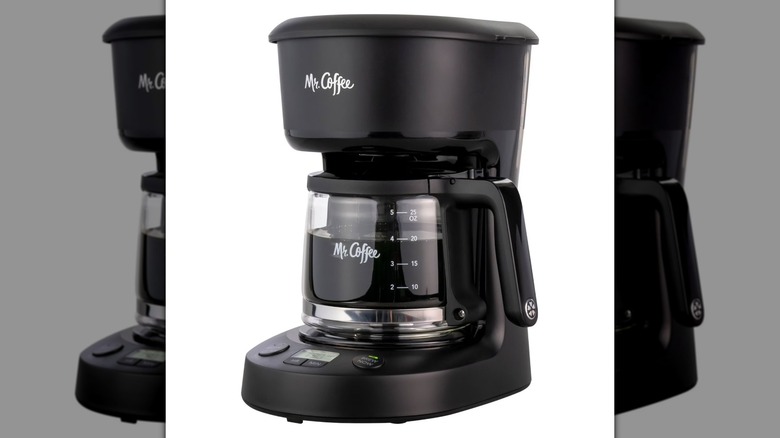 Una cafetera programable de 5 tazas Mr. Coffee sobre un fondo blanco.