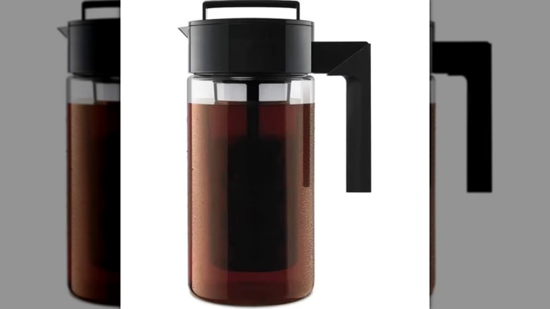 Una jarra de café de plástico Takeya Cold Brew Tritan con tapa hermética sobre un fondo blanco.