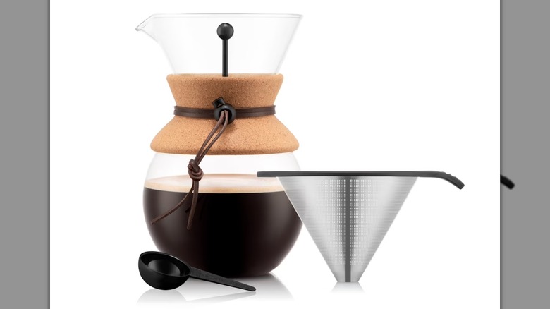 Un gotero de café de vidrio Bodum de 34 onzas sobre un fondo blanco