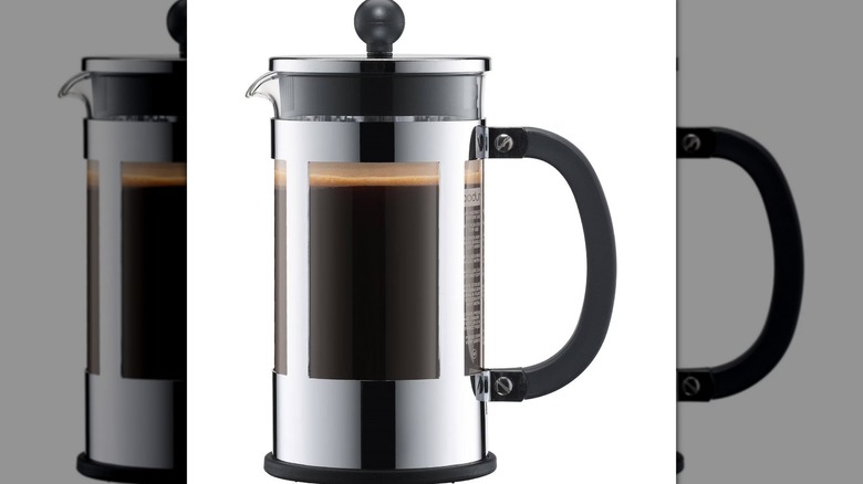 Una cafetera de prensa francesa Bodum Kenya sobre un fondo blanco.