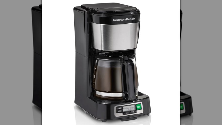 Una máquina de café de goteo programable de 5 tazas de llenado frontal de Hamilton Beach sobre un fondo blanco