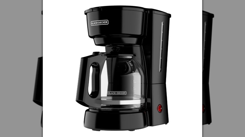 Una cafetera de goteo Black+Decker de 12 tazas sobre un fondo blanco.