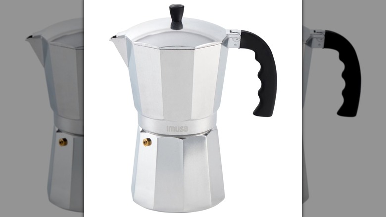 Una cafetera espresso IMUSA de 12 tazas sobre un fondo blanco.
