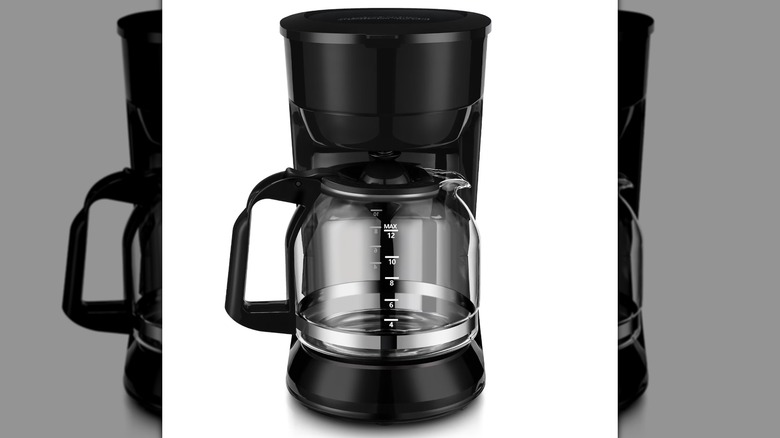 Una cafetera de goteo Mainstays de 12 tazas sobre un fondo blanco