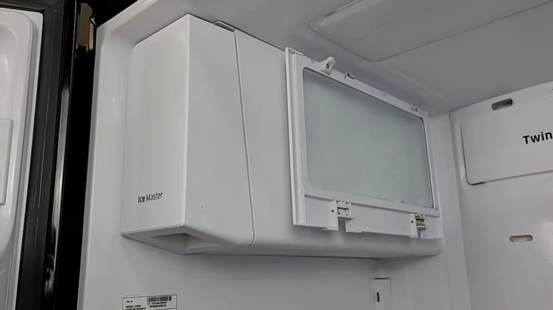 Máquina de hielo dentro de un frigorífico Samsung