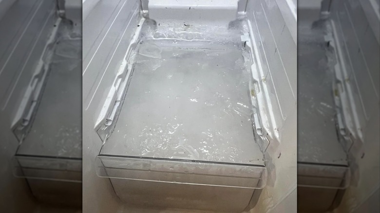 Un cajón del congelador completamente lleno de hielo sólido