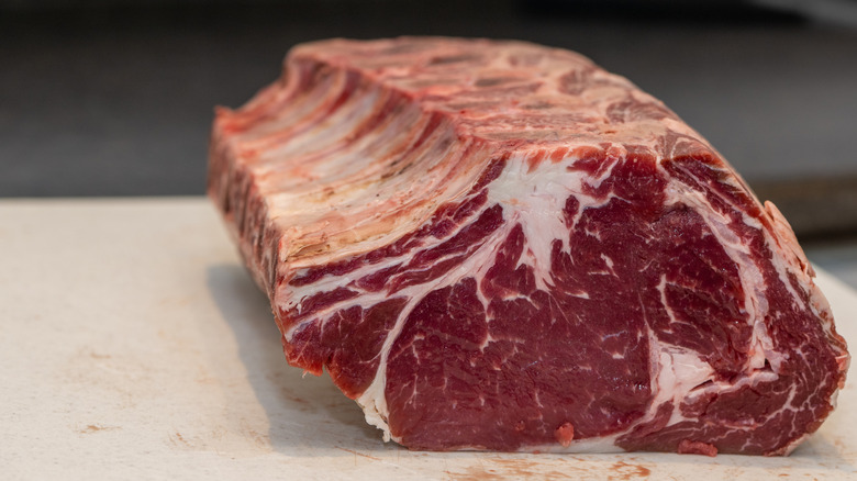 Costillas crudas en un mostrador
