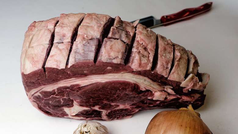 costilla con hendiduras talladas en la superficie