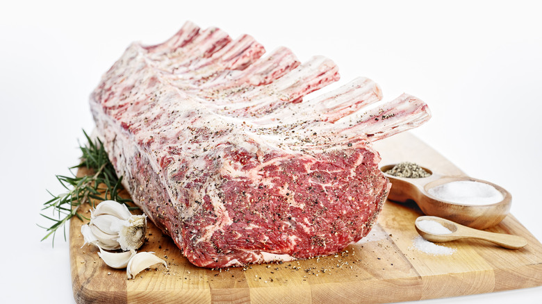 Costilla cruda sazonada